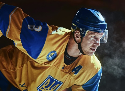 Легендарний український хокеїст Андрій Міхнов, один із топ-снайперів збірної України, підписав новий контракт із італійським клубом «Фасса». Дізнайтесь подробиці про сезон, статистику та плани ветерана.